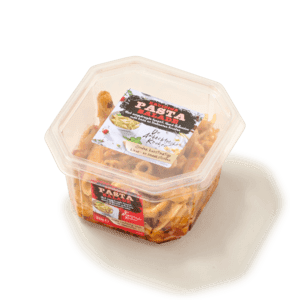 Pastasalade zongedroogde tomaat